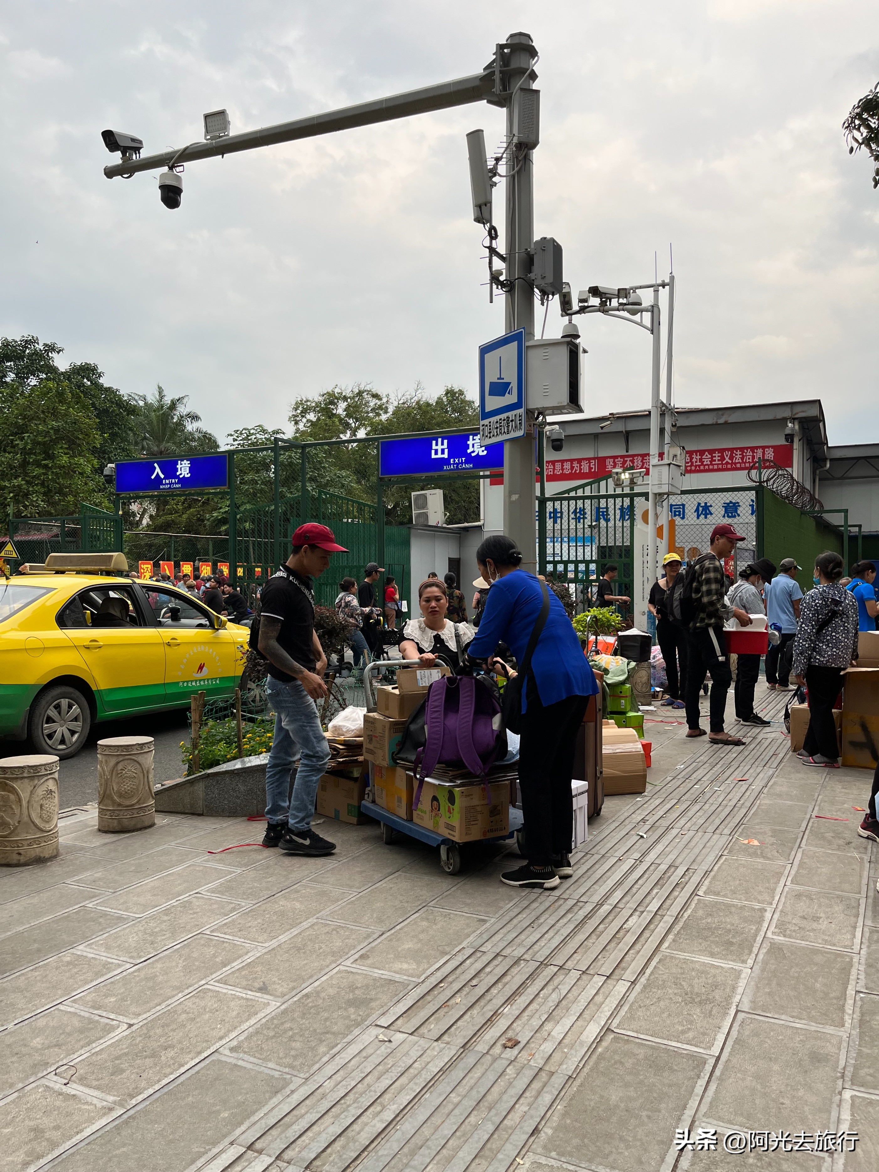 越南人看云南河口县城全景,云南河口看越南老街