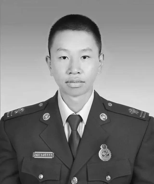 看中国消防员牺牲催泪视频,最小的消防员牺牲最后的背影