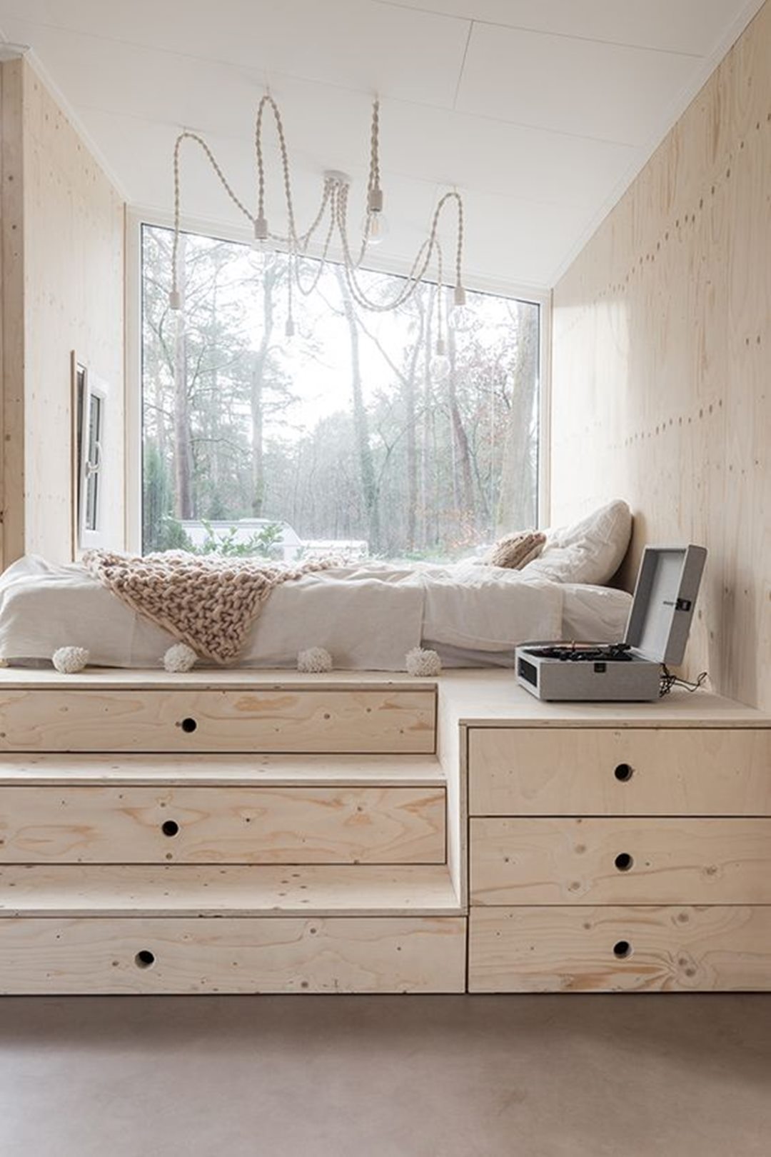 卧室门到天花板还打柜子不,小卧室装修墙面上打隔板放东西