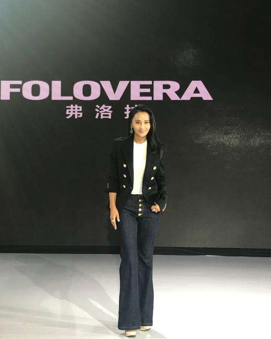 马雅舒淡妆出镜，满脸的坑洼，除了皮肤黑就是皱纹多