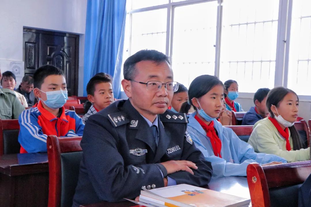 普法强基|小学生“当了*法大**官”——牟定县安乐中心小学开展“以案释法”模拟法庭进校园活动