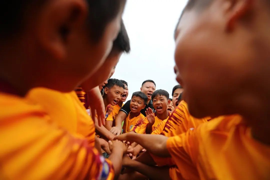 公安部定点帮扶的足球队，赢了！