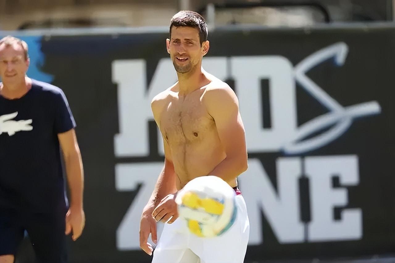 德约现身球场练习,德约帅气背身救球