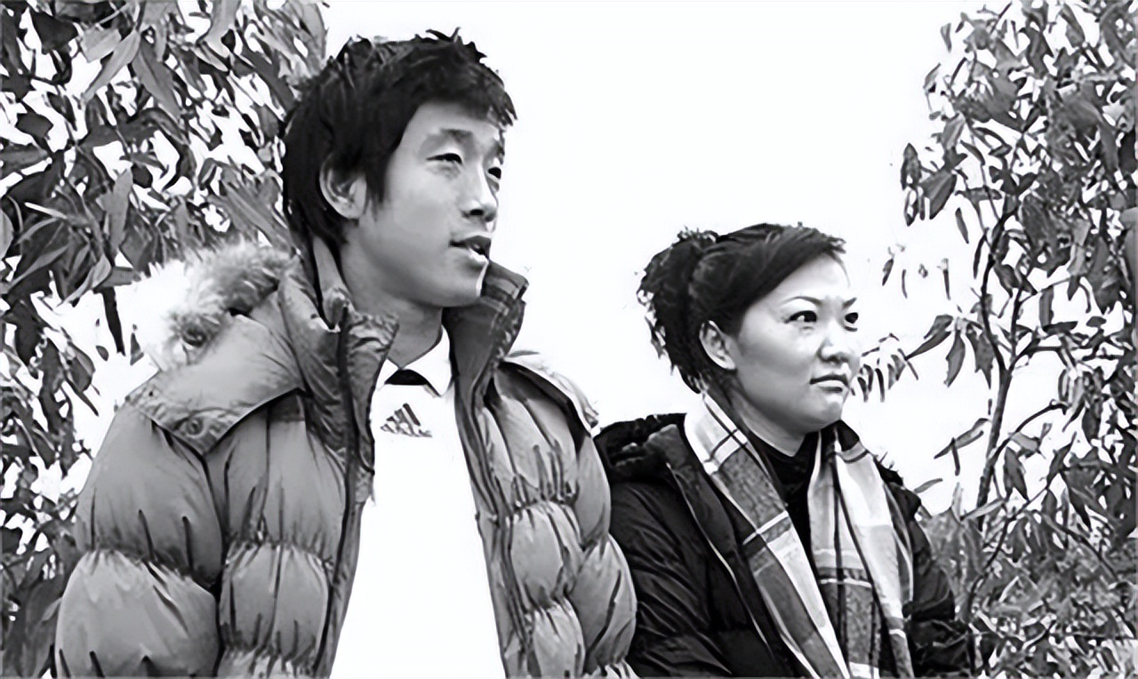 落魄的前大连国脚，与娇妻离异独自抚养女儿，为生计不惜当司机