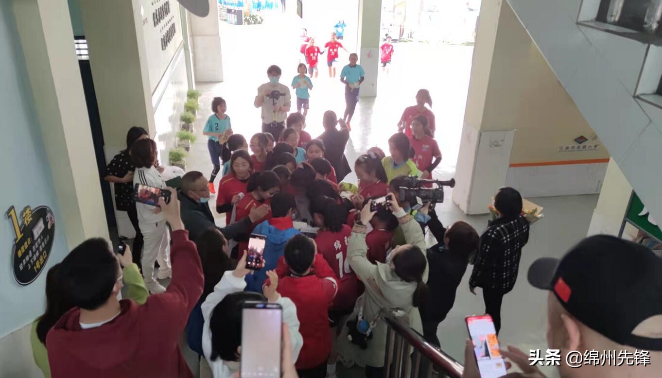 张琳艳回母校被老师塞糖,张琳艳恩师