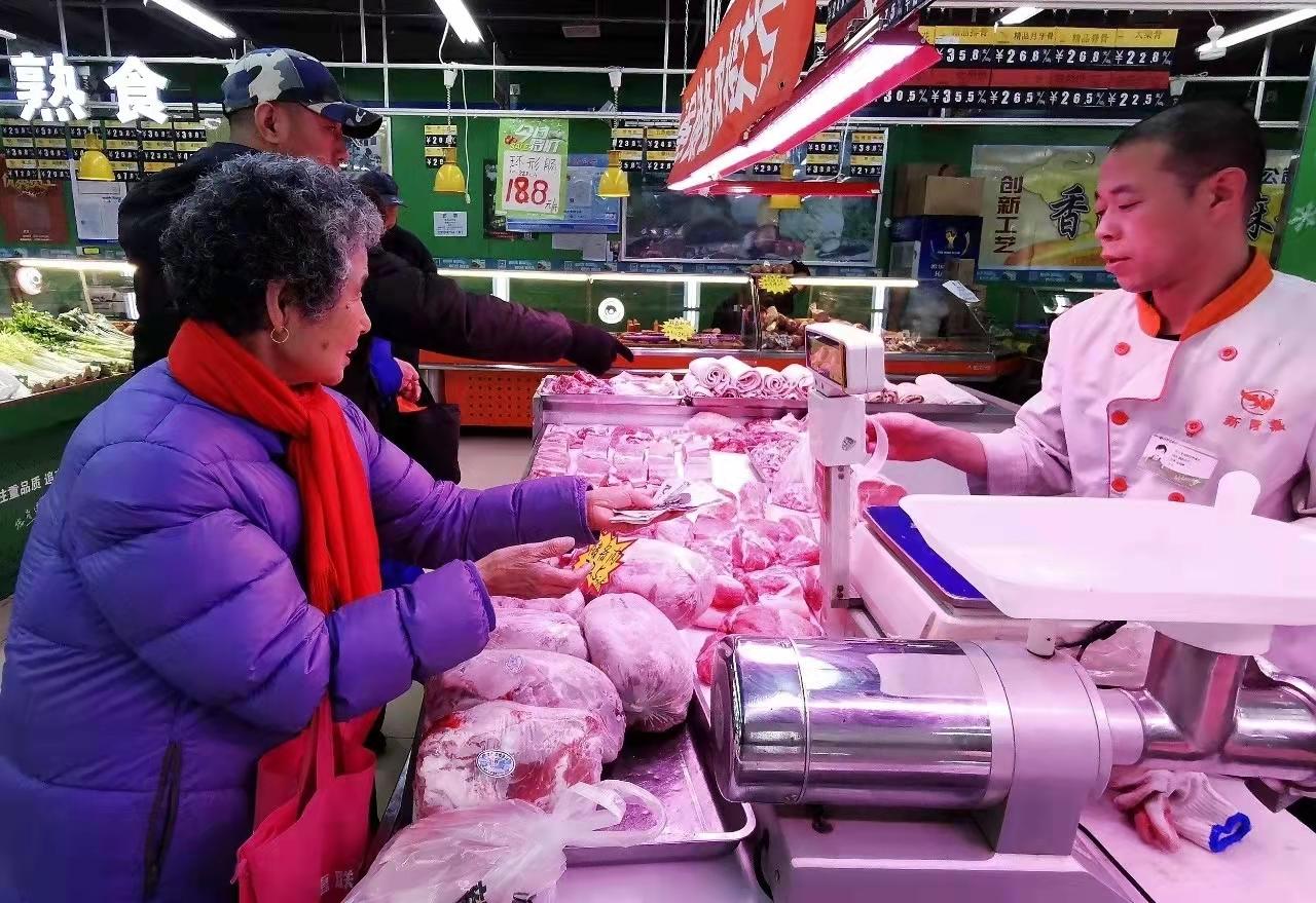 农村穷小子，借钱养猪，把3.1万变成1700亿，成河南首富，凭啥？