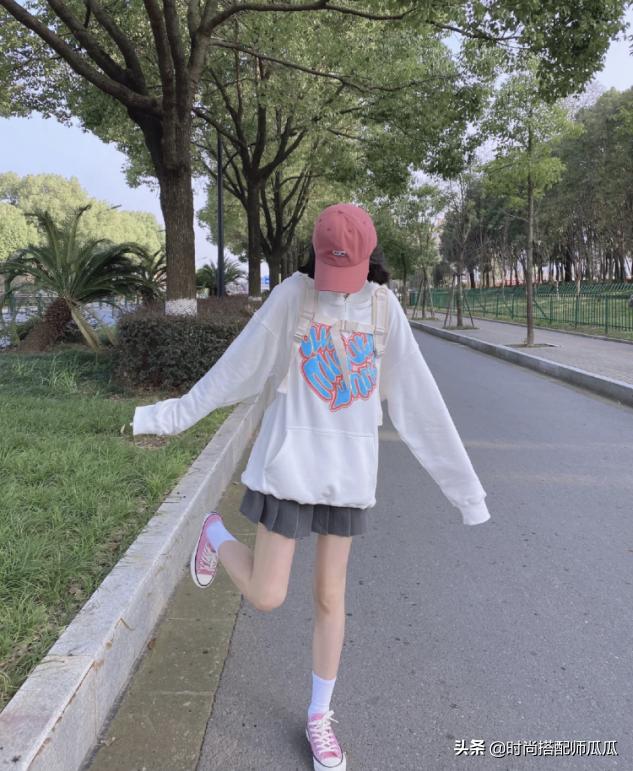 黑色的高帮帆布鞋配长裙子好看吗,黄色帆布鞋搭配什么裙子最好看