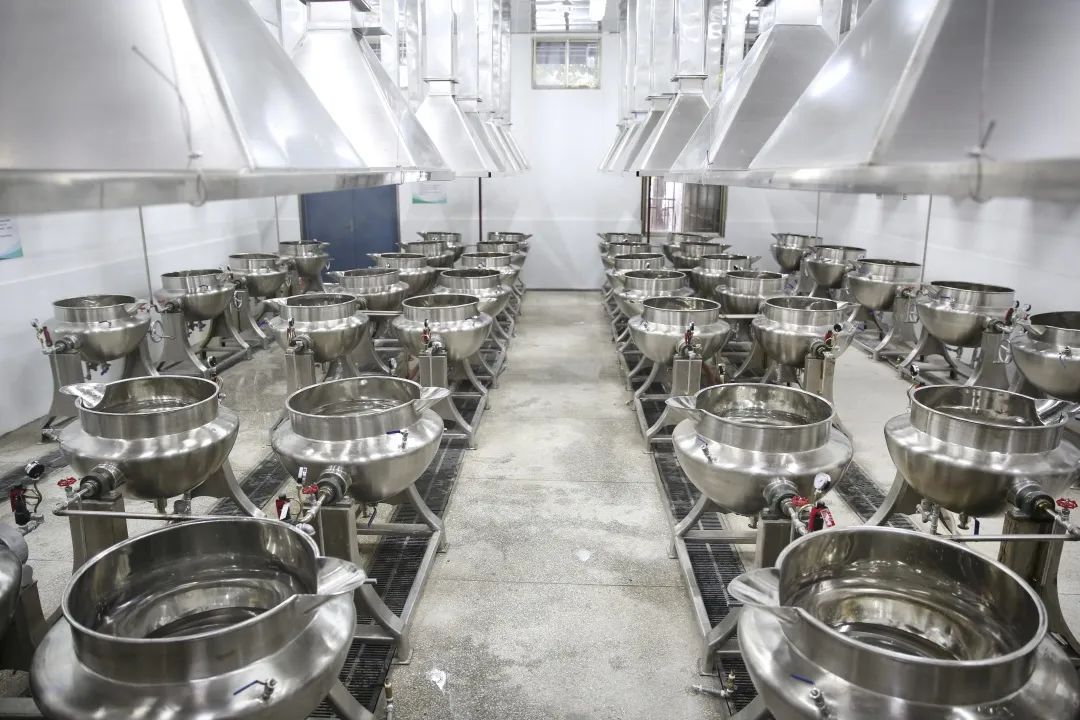 中医专家现场开展中医义诊服务,河南百位中医专家义诊