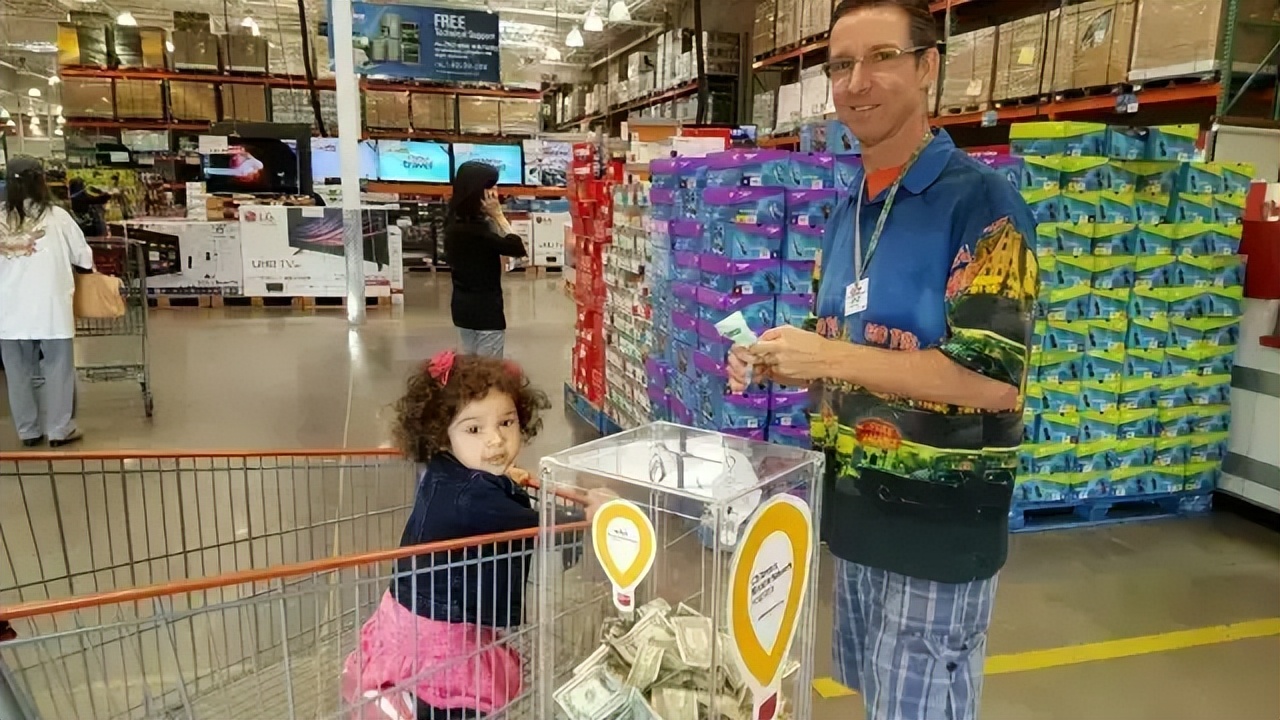 把随手丢弃的购物小票变成孩子们最珍贵的礼物，小镇因他而感动