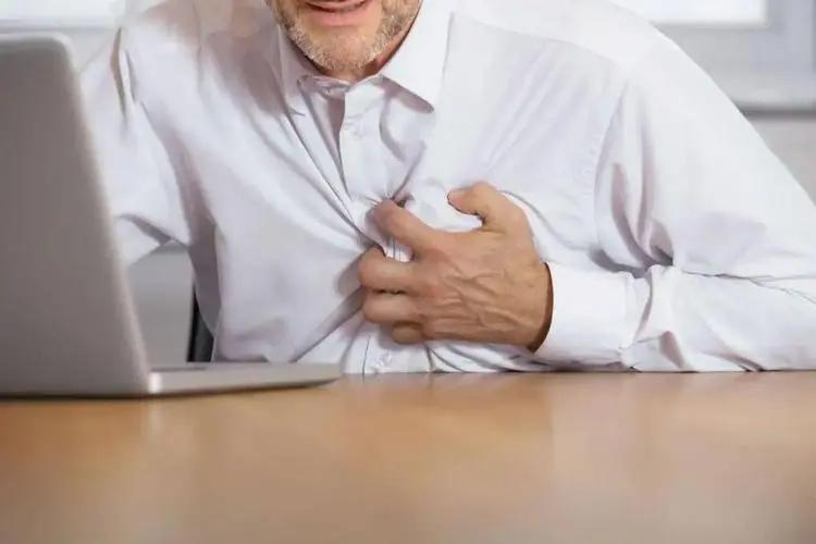 小伙胸痛去医院做心电图,男子左臂疼查出心肌梗死