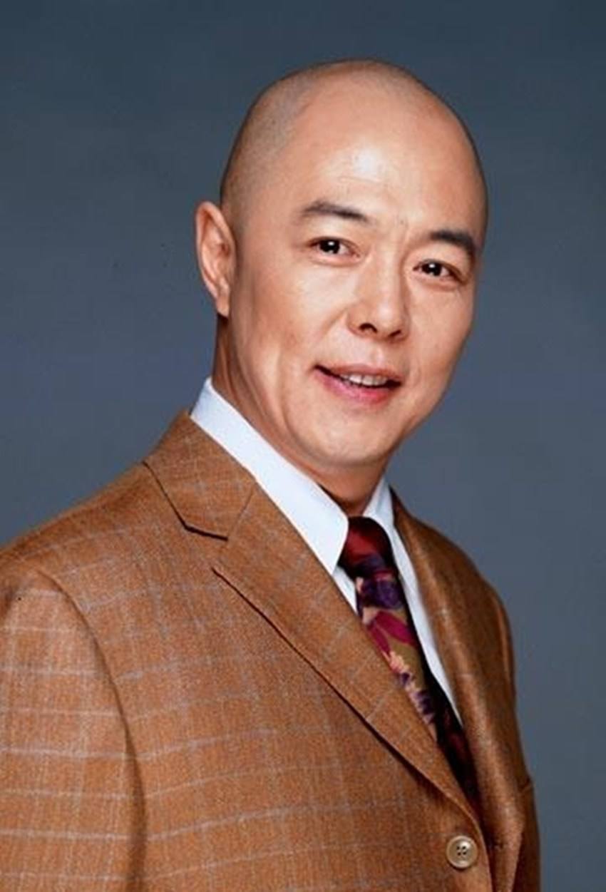 张铁林在英国靠什么生活,英国人张铁林现状