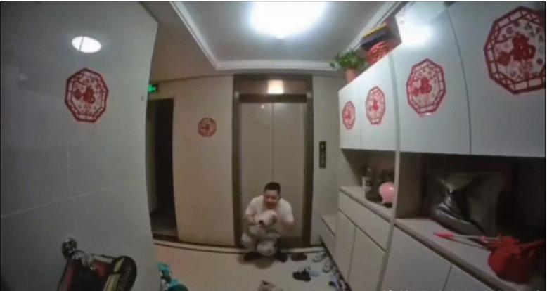 男子蹲在女人家门口，对女子鞋子进行狂舔，引发社会反思