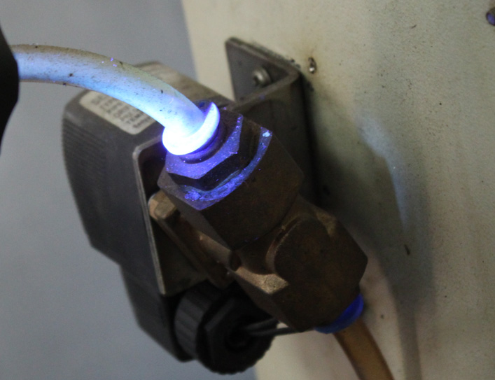 365紫外线手电筒荧光泄漏是怎样的，荧光检漏的流程和难点汇总