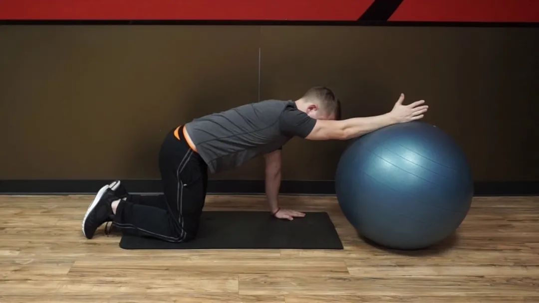 改善肩部疼痛的10个小练习