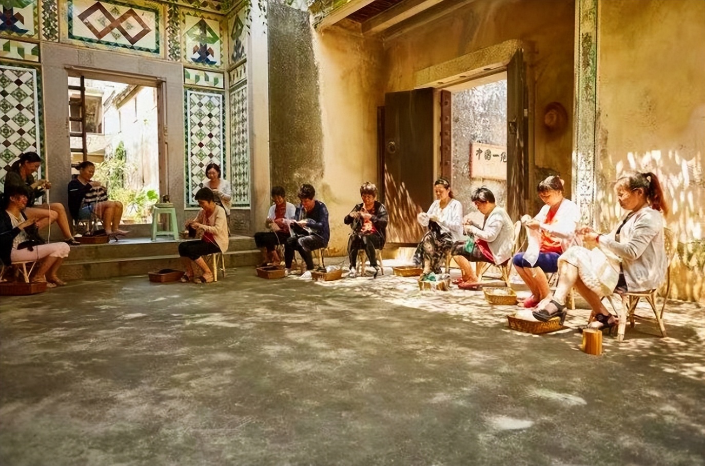 潘锐彬：全网最火织男，两登央视，一件毛衣卖8990，年入500万