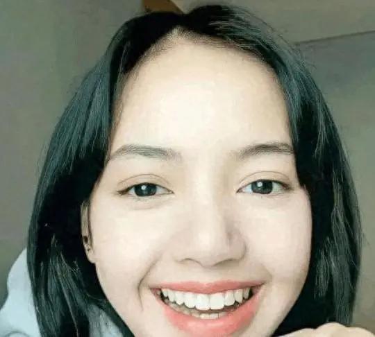 Lisa操作再引热议！晒大尺度照片、妆容变回泰妹，粉丝心疼其