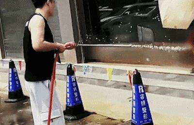 趁着泼水节公然对女生进行骚扰！向女生私密部位喷水还撕扯衣服