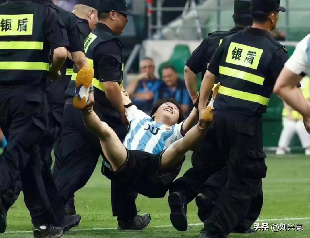 追逐梅西的中国少年：青春的勇气与规则的意义