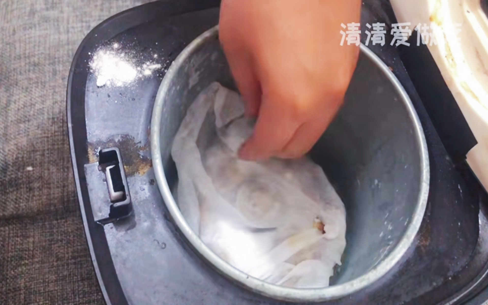 电饭煲上面好脏用什么去除,电饭煲顶部有脏东西