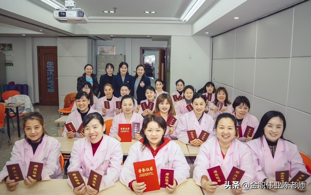 尿不湿女宝宝的正确穿法,初生婴儿尿不湿正确穿法