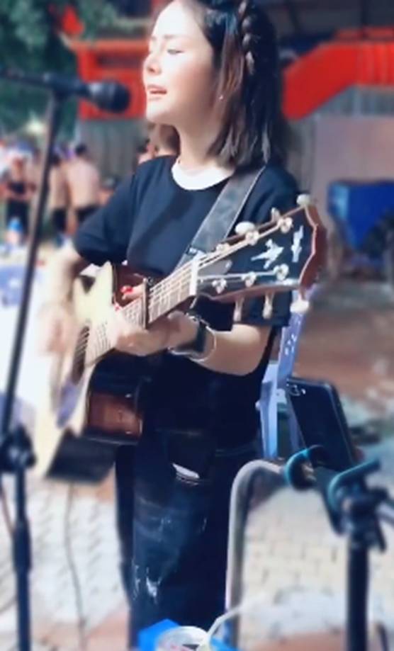 花姐：草根逆袭！一首《狂浪》赚千万，从流浪歌手变成顶级网红