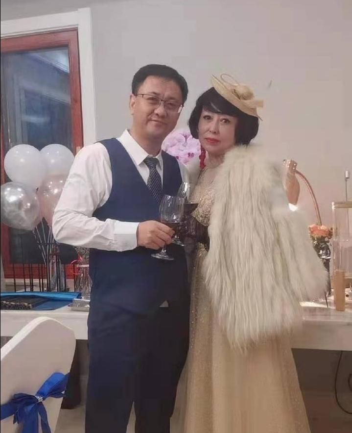 20岁小伙爱上39多岁女老板后续,19小伙子爱上大18岁女老板