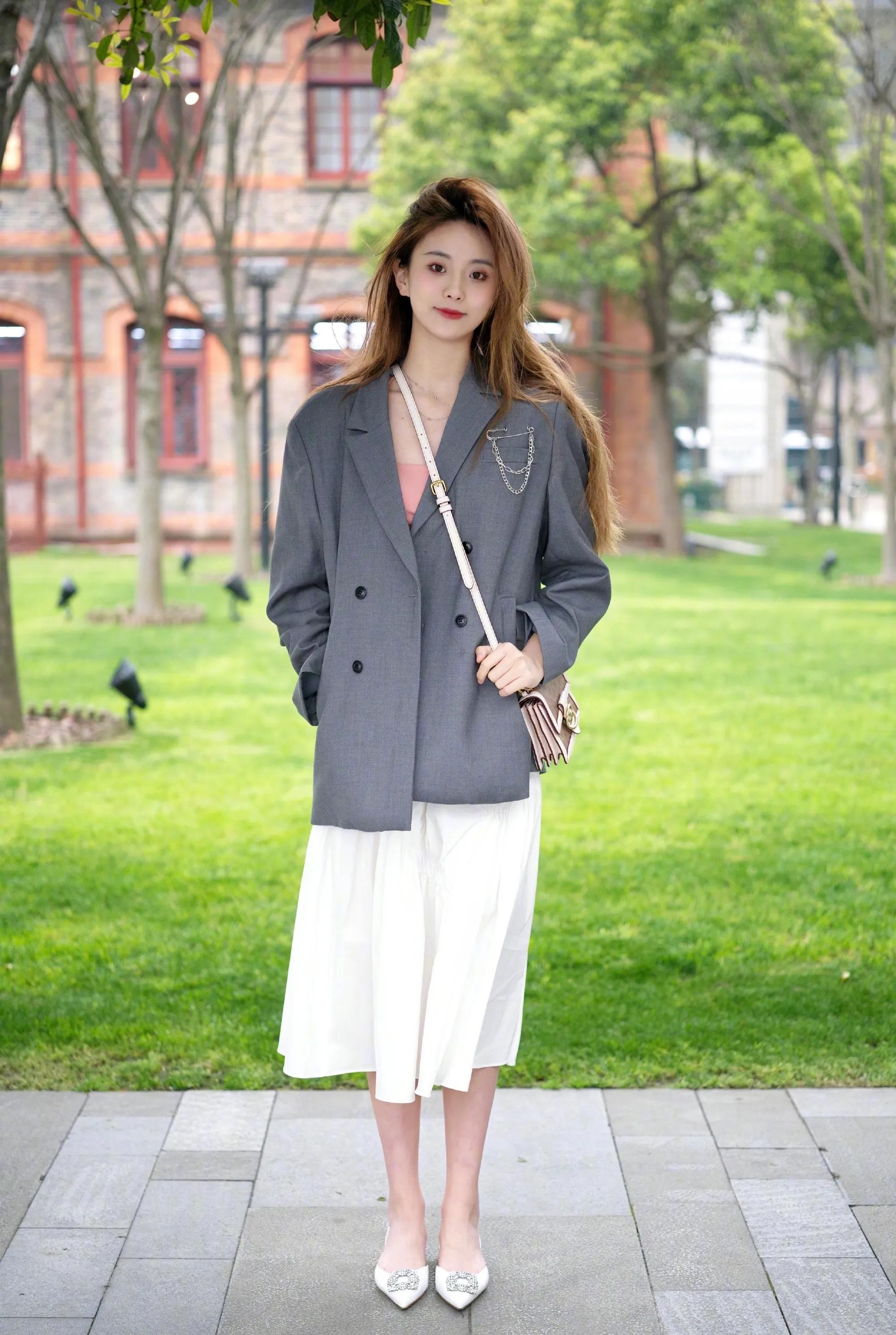 看街拍学穿搭,coach蔻驰老花包托特包搭配