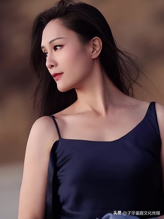 川妹子穿汉服在国外,穿红衣汉服走在国外街头