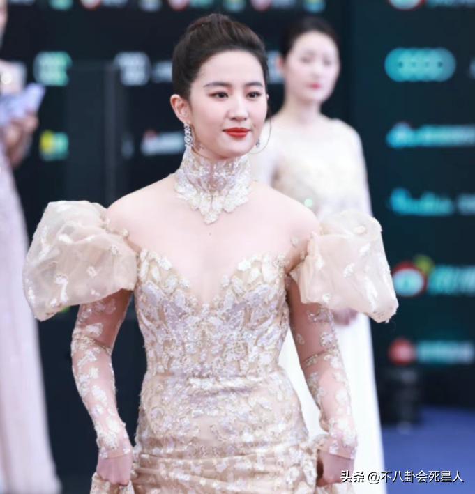 姚晨红毯造型翻车盘点,姚晨红毯奇葩