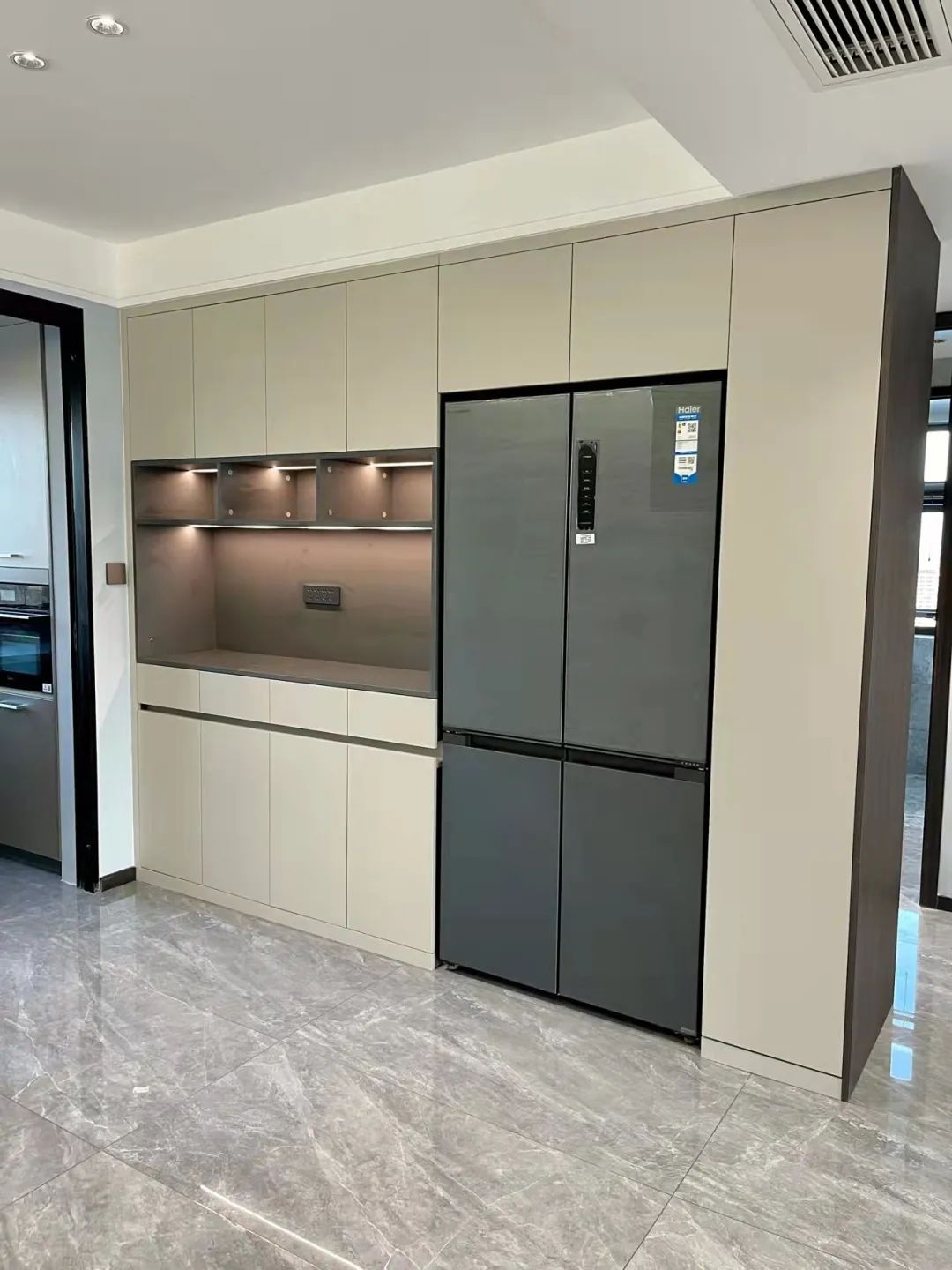 冰箱嵌入餐边柜深度多少才适合,冰箱嵌入餐边柜靠里还是靠外