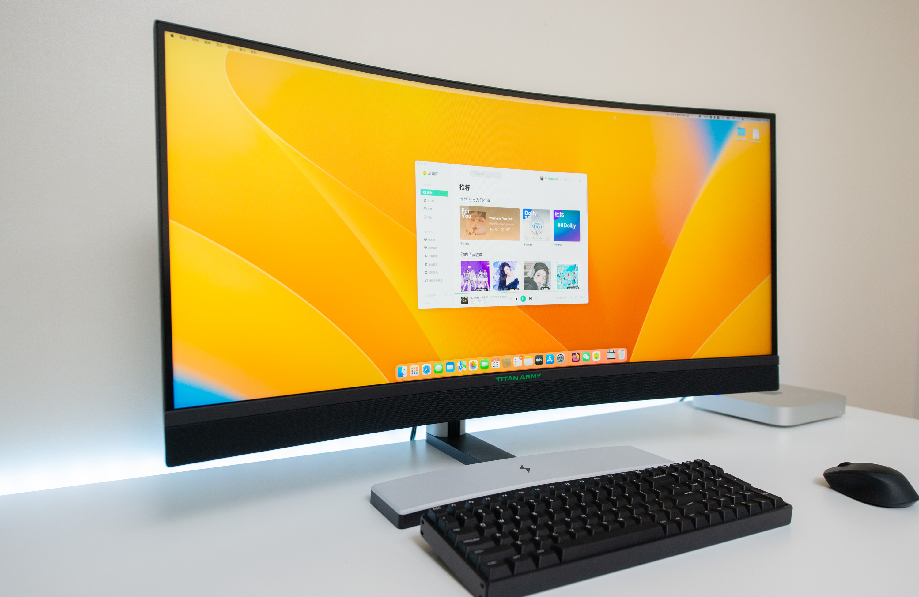 带扬声器和麦克风的显示器,带喇叭和麦克风的显示器