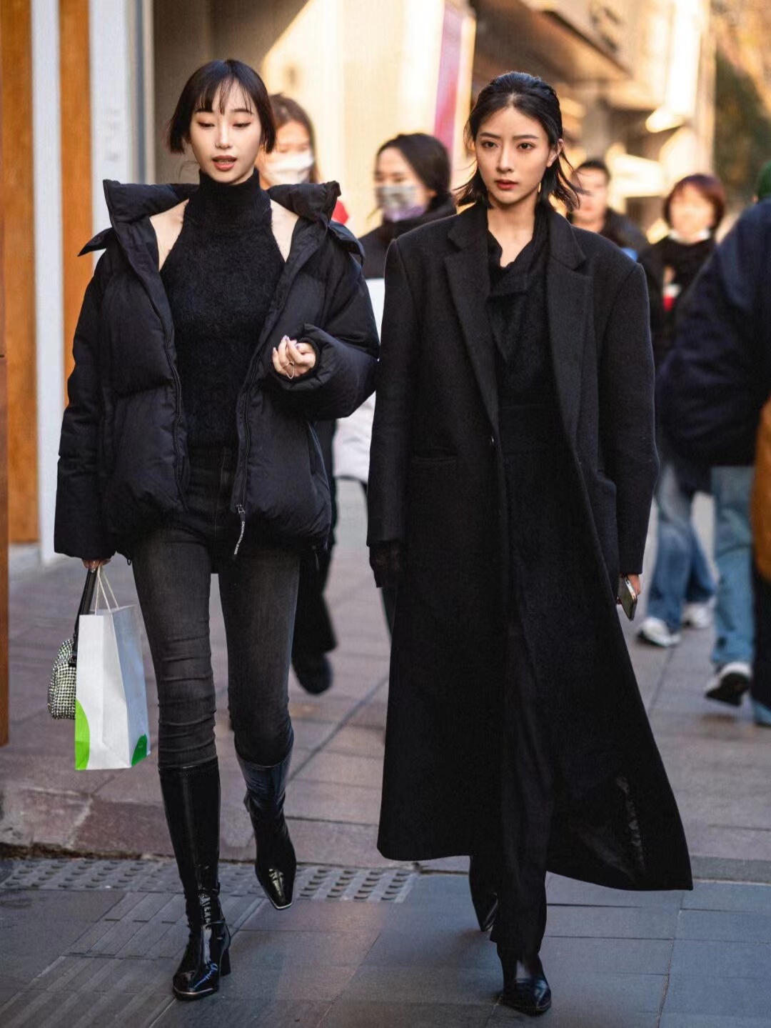 人人都有的羽绒服推荐,中长款黑色羽绒服怎么搭配裤子