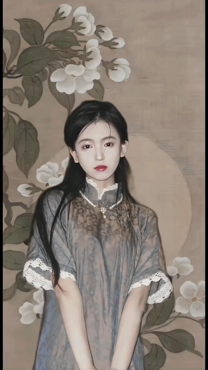 妹子注意点吧，你这姿势太不雅观了，在公共场合还是收敛点吧。