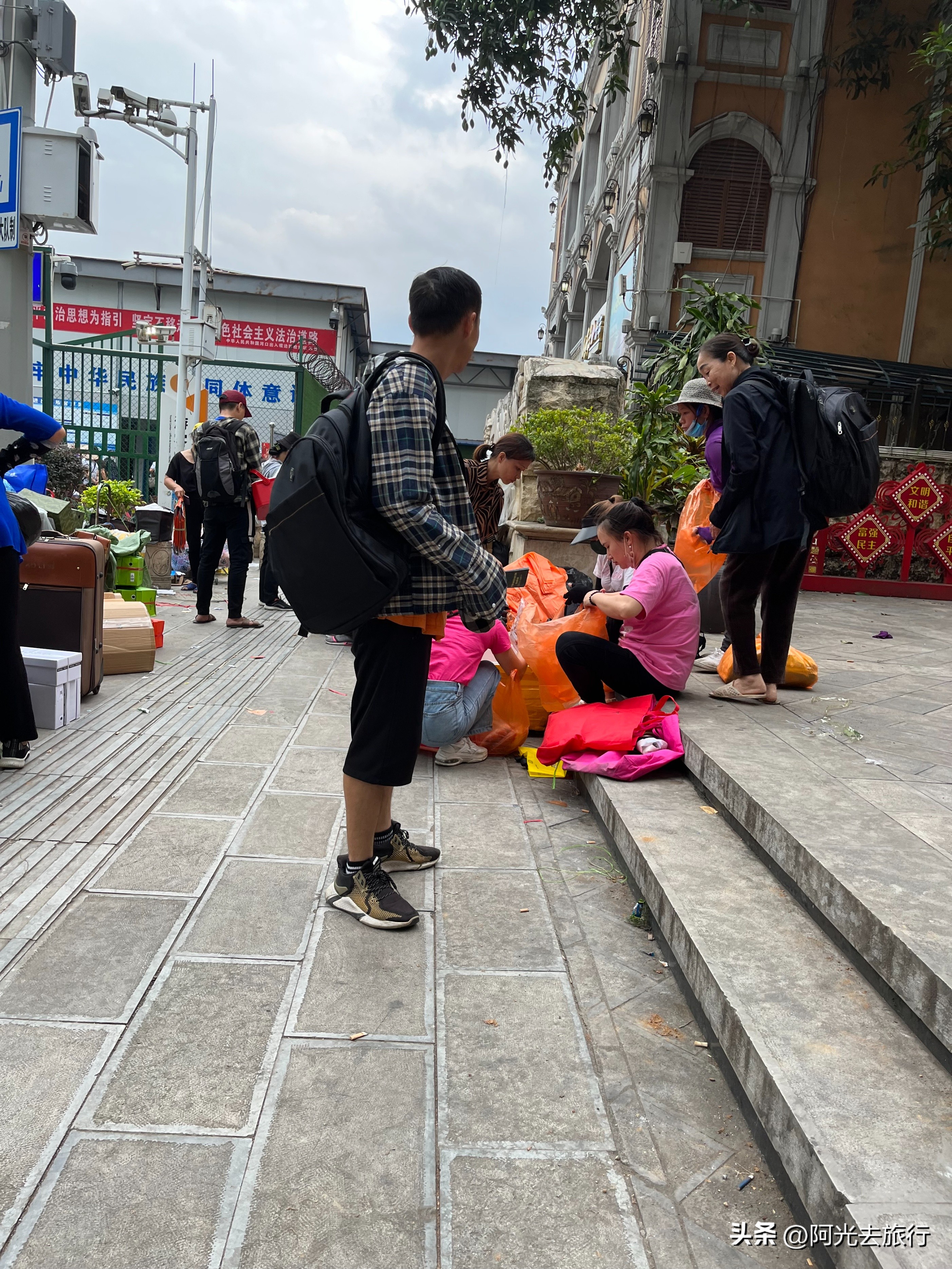 越南人看云南河口县城全景,云南河口看越南老街