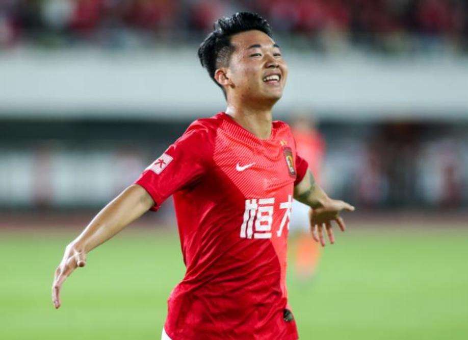 确定了！武汉三镇又拿下一员猛将，曾留洋葡超，被誉为郑智接班人