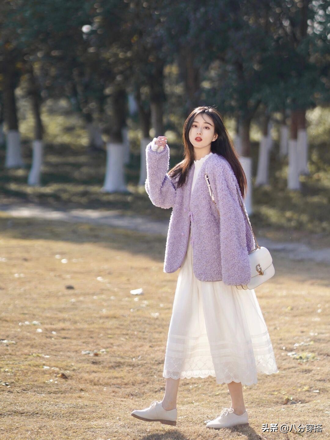 今年最火的羊羔绒外套,羊羔绒外套冬季温柔系穿搭