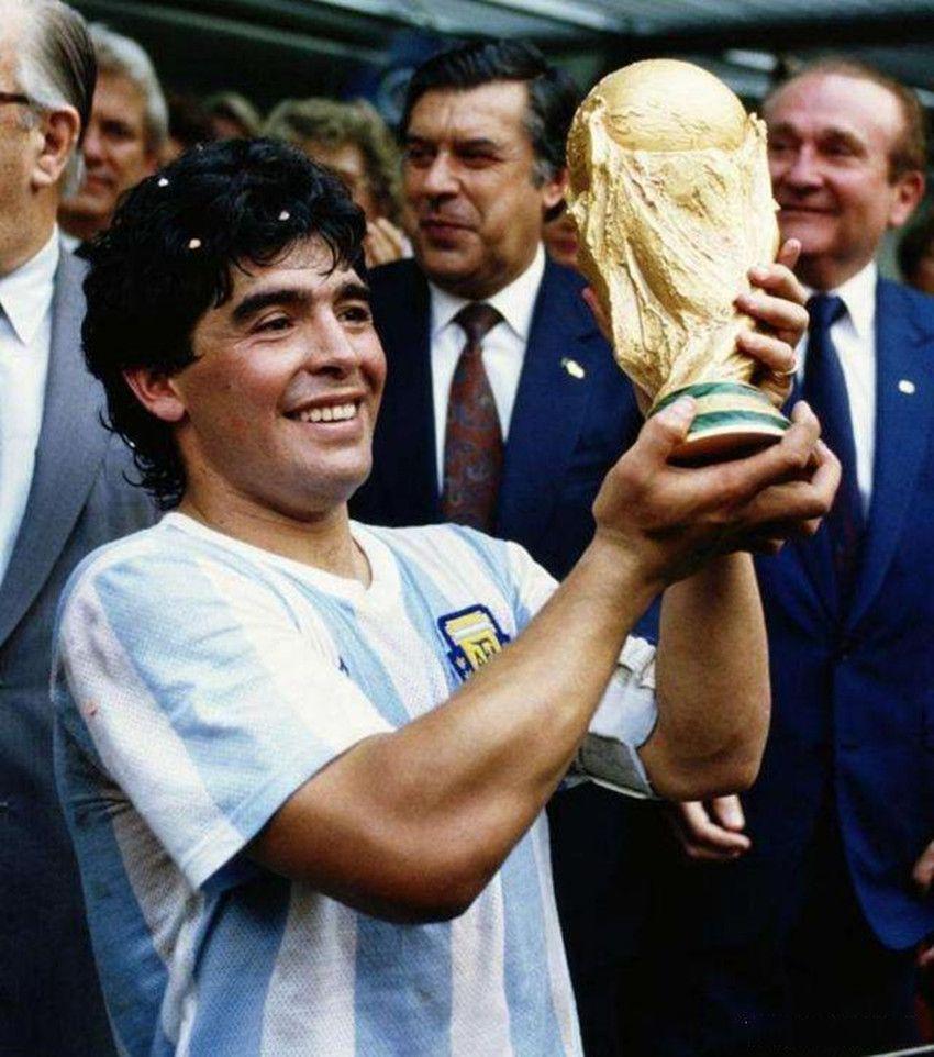 贝利和谁有矛盾,贝利和马拉多纳关系和好