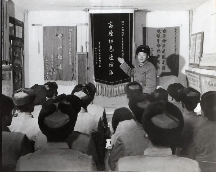 1975年，查果拉军民座谈会。吉汝乡主任直夸：金珠玛米亚古都！