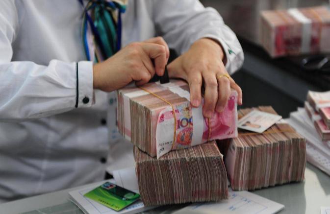 储蓄存款10万存1年利息多少,一年存10万和每月存一万利息比较