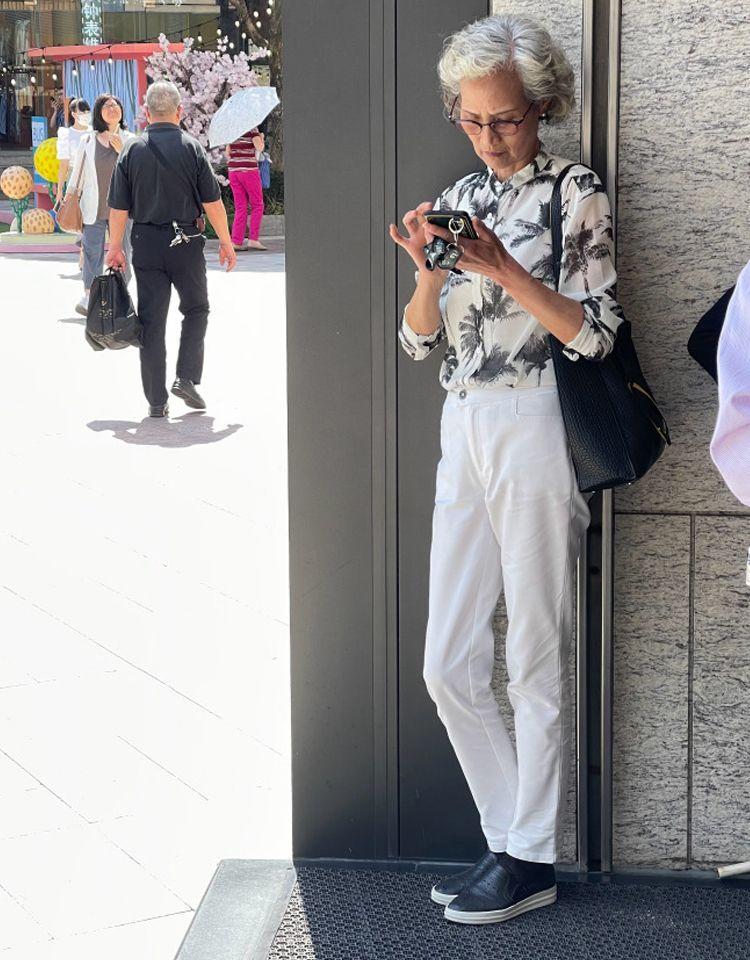 女人别总穿黑色这4种裤子减龄,等你老了也尽量别穿这几种衣服