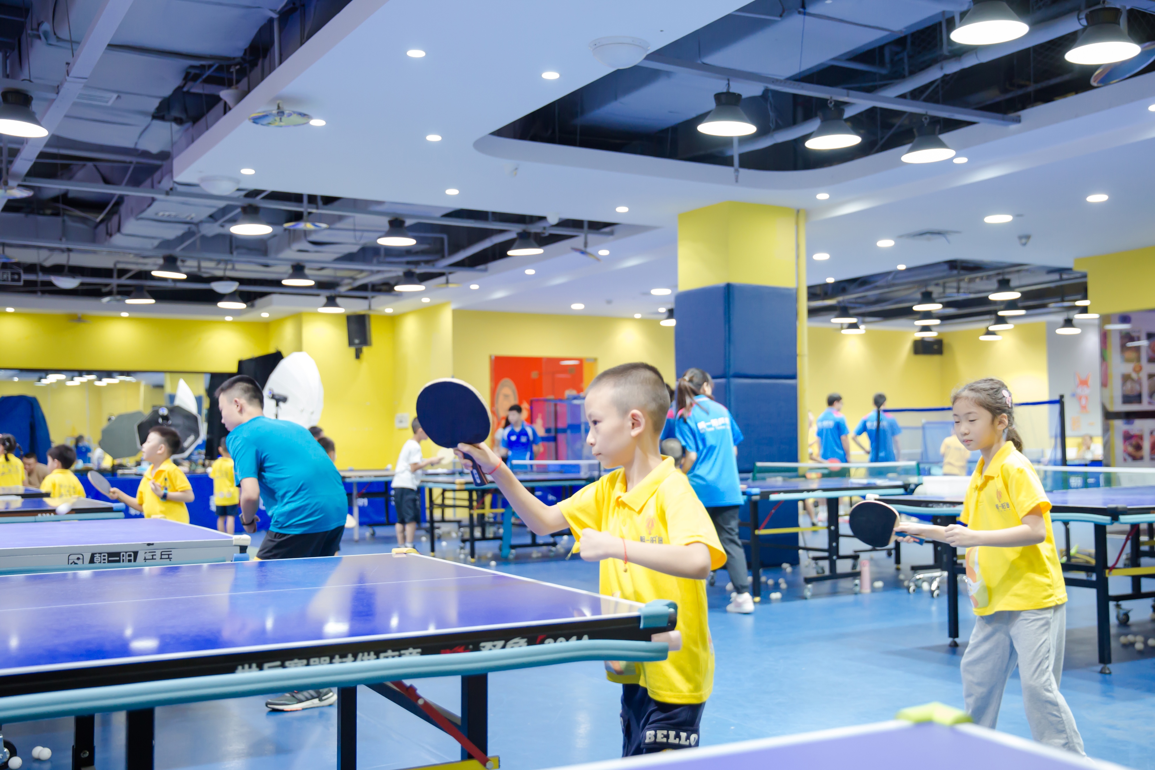 幼儿乒乓球正手攻球训练视频,小朋友乒乓球正手下旋球拉球教学