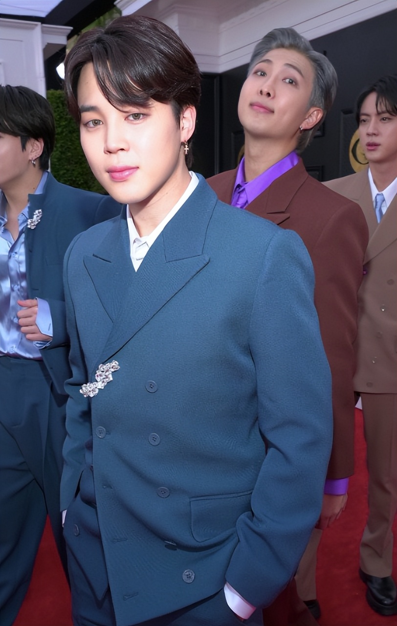 日本18岁女网红沉迷整容,韩国人气网红过度整容