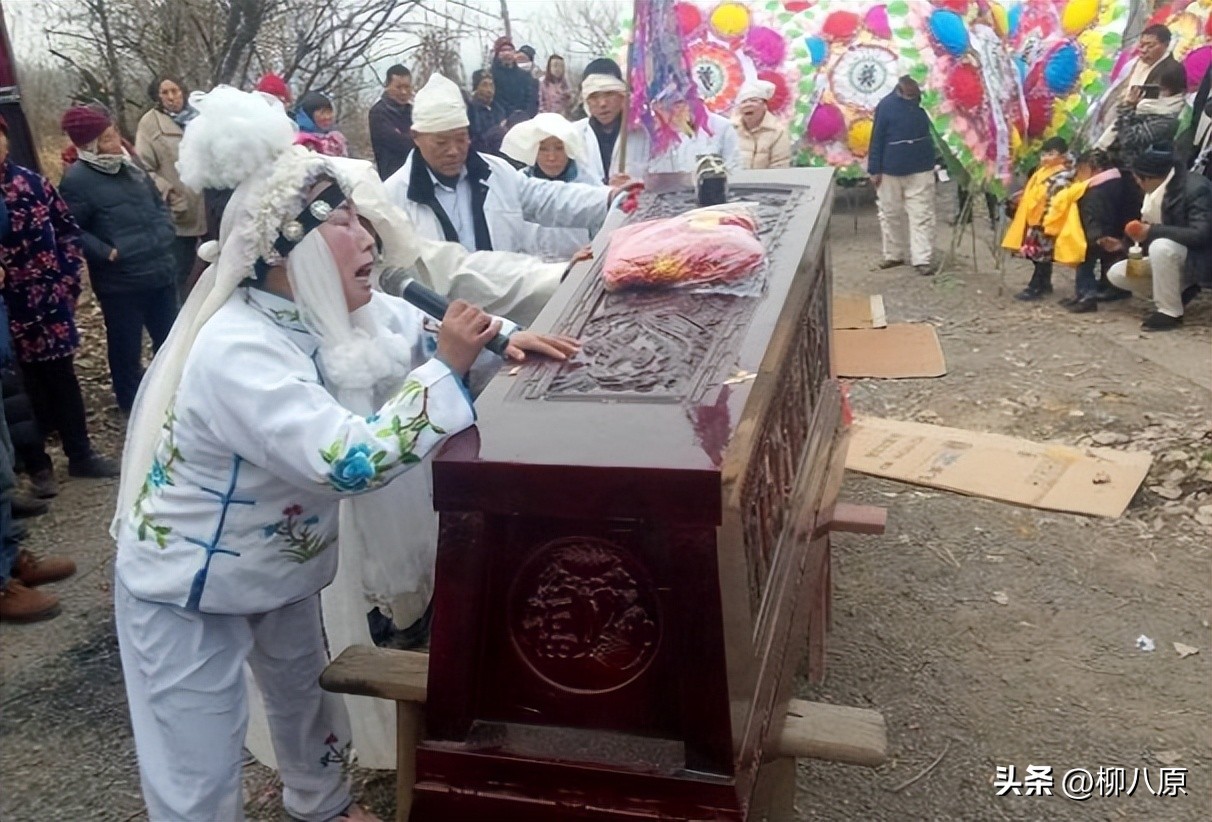 女子哭丧一天收入过千,河南女子专靠哭丧挣钱现场视频