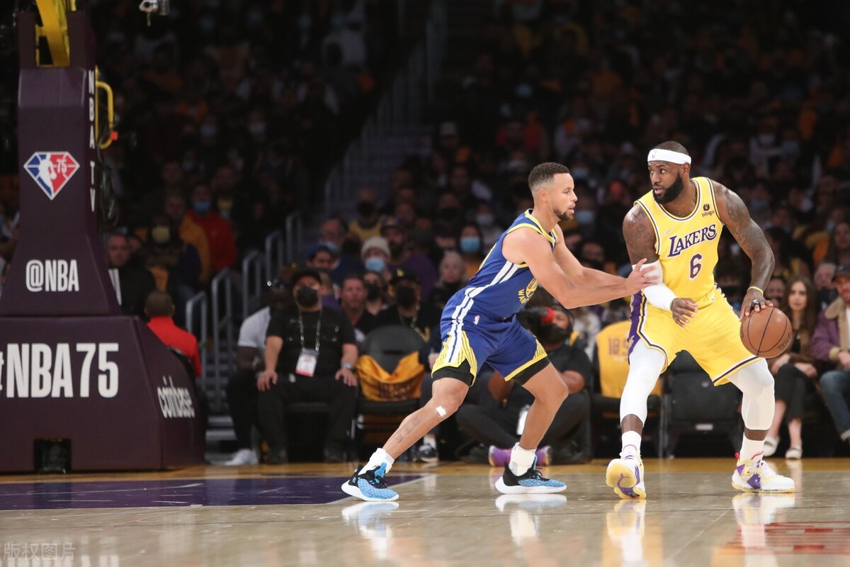 再看库里与老詹的夺冠,库里被票王反超后的表现