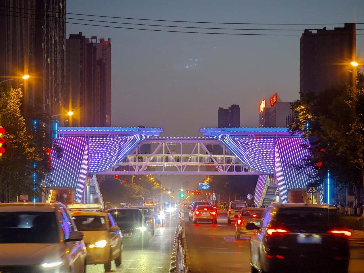 有内味了!咸阳这座“赛博朋克”天桥正式通行