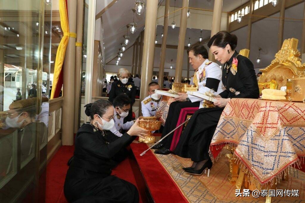 新任泰国国王王后,泰国国王王后跪拜琳通公主