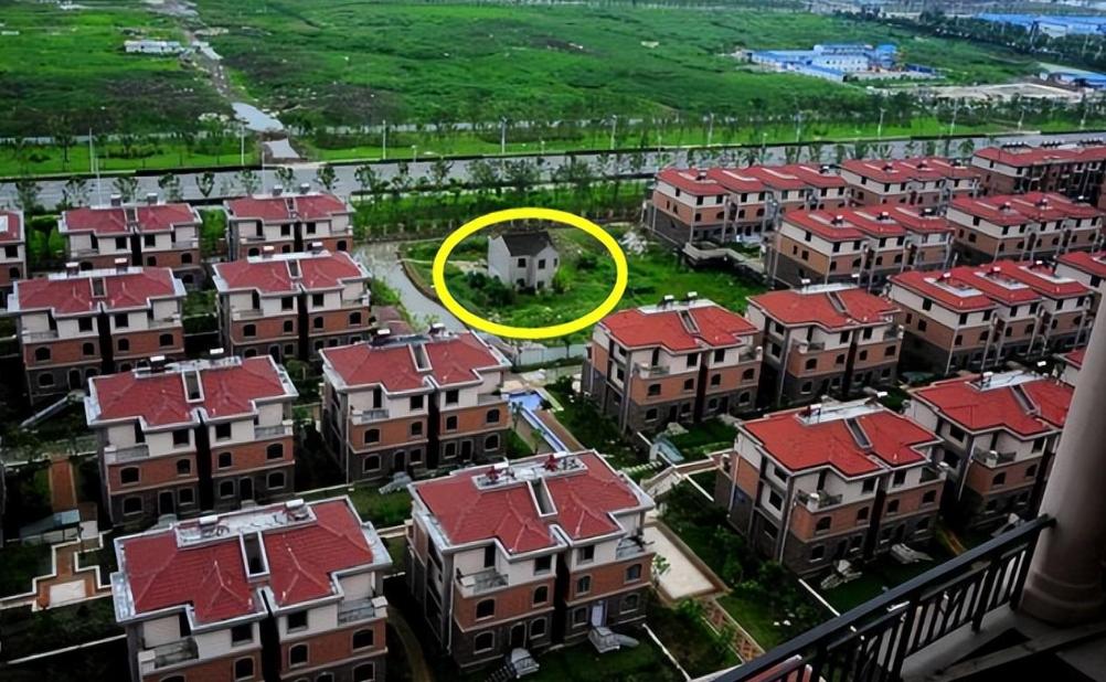 苏州钉子户被豪宅包围荒废,江苏苏州最牛钉子户现在拆了吗