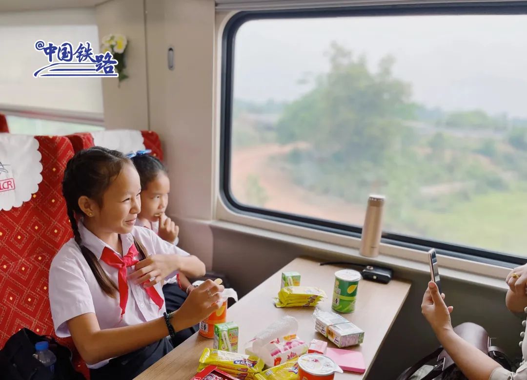 农冰村小学生终于坐上了中老铁路国际旅客列车！