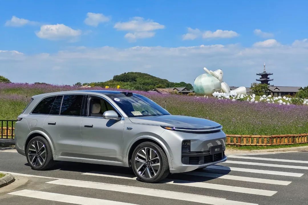 理想l8试驾视频38号车评,理想l8上路试驾视频