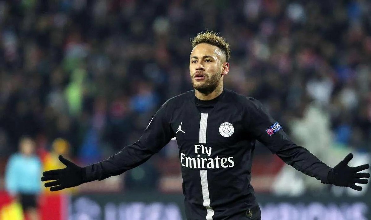 足坛“风流大师”，17岁当爹，30岁已换20个女友，如今女友又怀孕